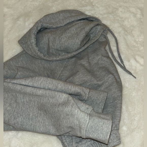 Pretty Little Thing cropped hoodie - Picture 6 of 6